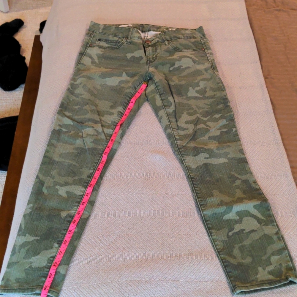 Gap camo cropped jeans size 27